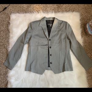 2/$15 Women’s skirt suit🗝